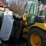 Freni boşalan iş makinesi 3 otomobile çarptı: Yaralılar var