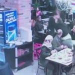 Garson bebek sandalyesine çarptı diye savaş çıktı! Yumruklar konuştu...