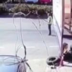 Geri manevra yapan tırın altında kalan kişi hafif şekilde yaralandı