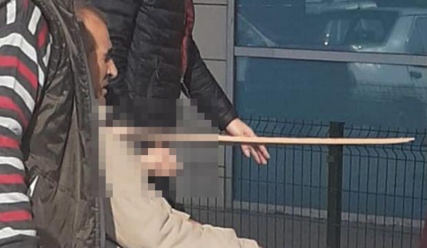 Göğsüne saplanan tahta parçasıyla hastaneye kaldırıldı