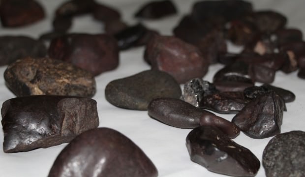 Göktaşı olduğunu iddia ettiği taşlar için 2 milyon istiyor