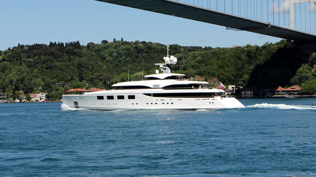Gören dönüp bir daha baktı! 75 milyon dolarlık lüks yat İstanbul Boğazı'ndan geçti