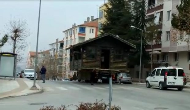 'Gülen Adam' filmi gerçek oldu, evi kamyonla taşıdı