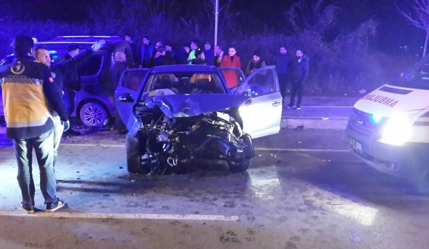 Hafif ticari araç ile otomobil çarpıştı
