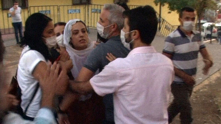 HDP'li vekilden 'Diyarbakır Anneleri'ne hakaret! Gerginliğin büyümesini polis önledi