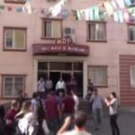 HDP önündeki aileler ile partililer arasında gerginlik çıktı