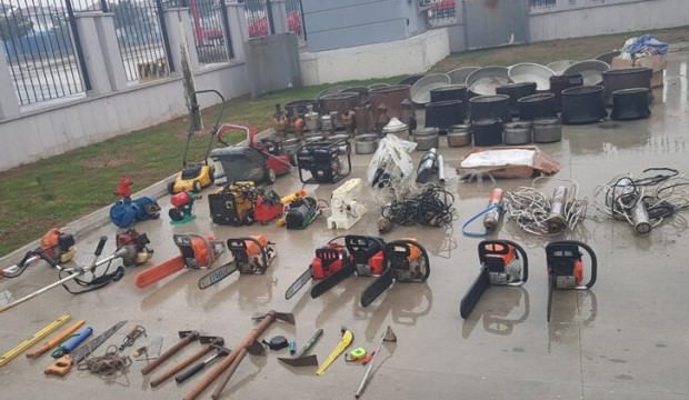 Hırsızlık şüphelileri, çaldıkları eşyalarla yakalandı