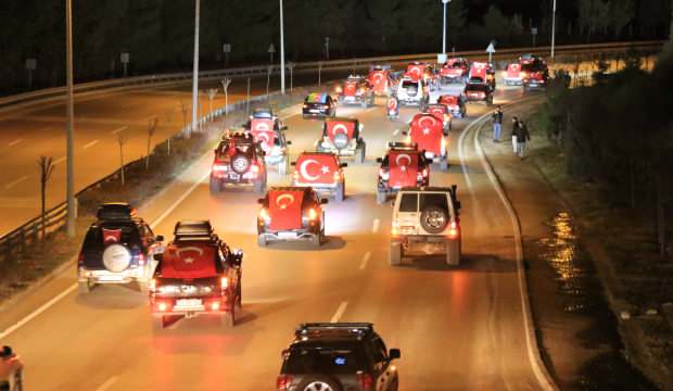 İdlib şehitleri için 500 araçlık konvoy yaptılar