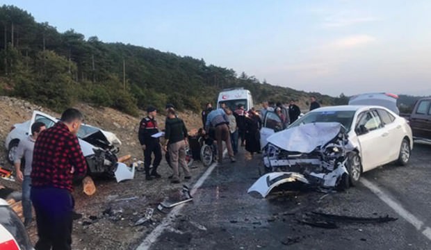 İki araç kafa kafaya çarpıştı: Çok sayıda yaralı