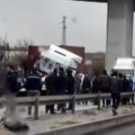 İki tır çarpıştı: Kilometrelerce araç kuyruğu!