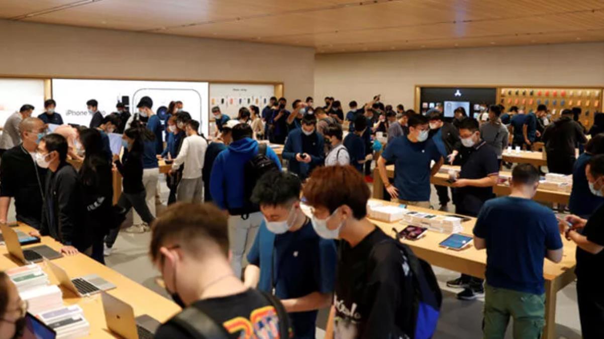 iPhone 13 çılgınlığı gündem oldu İlk sahiplerinden olmak için birbirleriyle yarıştılar