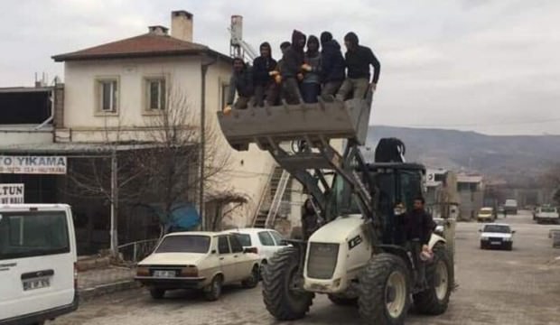 İş makinesi üzerinde tehlikeli yolculuk