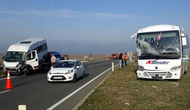 İşçi servisleri çarpıştı: Çok sayıda yaralı