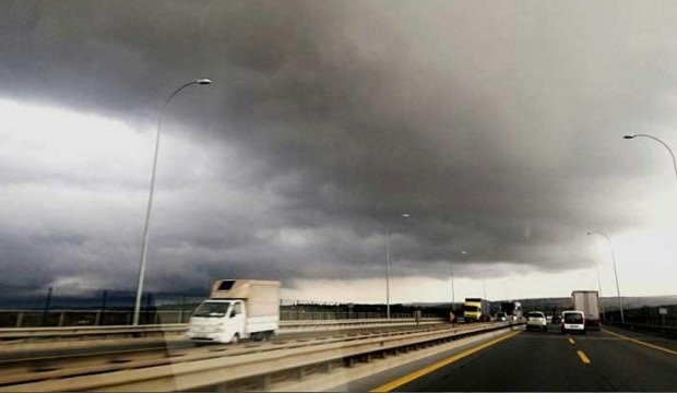 İstanbul'da bulutlar gündüzü geceye çevirdi