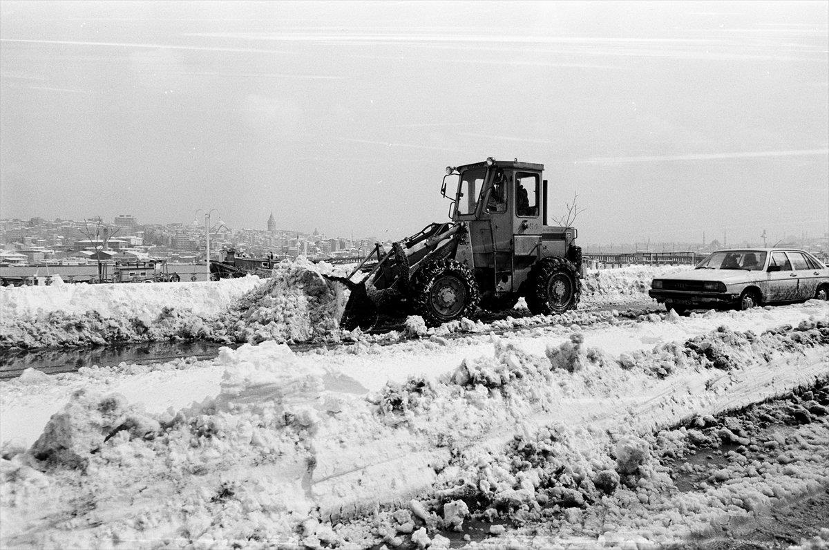 İstanbul'da kar kalınlığının 1 metreyi bulduğu 1987 kışının fotoğrafları ortaya çıktı
