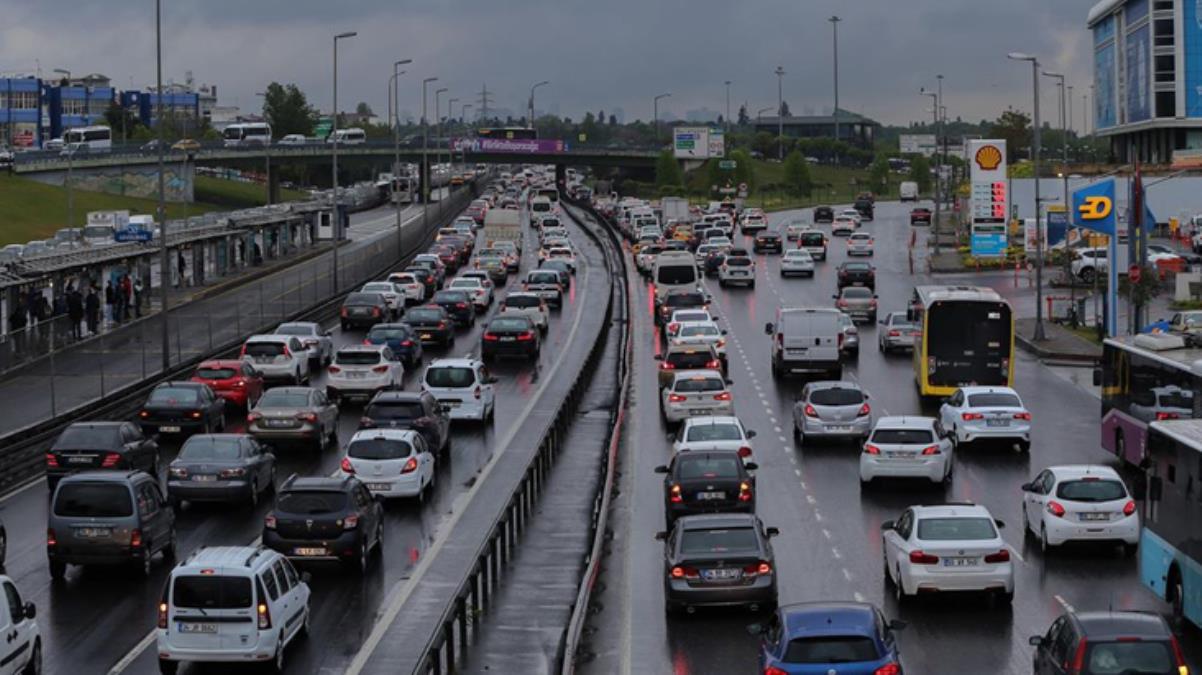 İstanbul'da kısıtlama sonrası trafik yoğunluğu yağmurun da etkisiyle artıyor