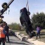 İstanbul'da korku dolu anlar! Lüks otomobil paramparça oldu