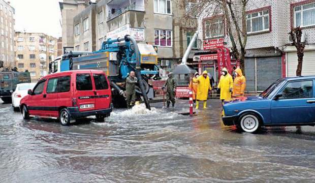 İstanbul'da sel ve dolu! Yollar göle döndü
