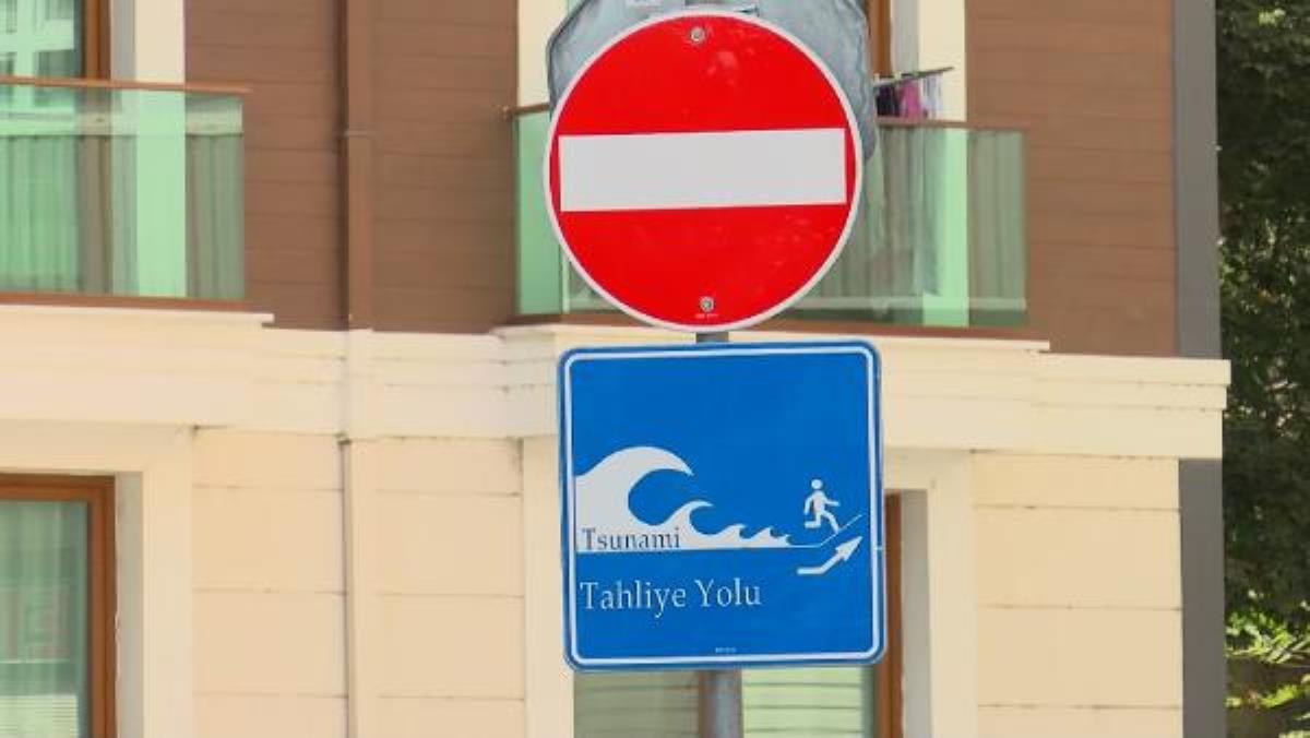 İstanbul'da 'tsunamiden kaçış' tabelaları