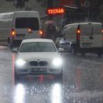 İstanbul'da yollar göle döndü! İşte zor anlar...