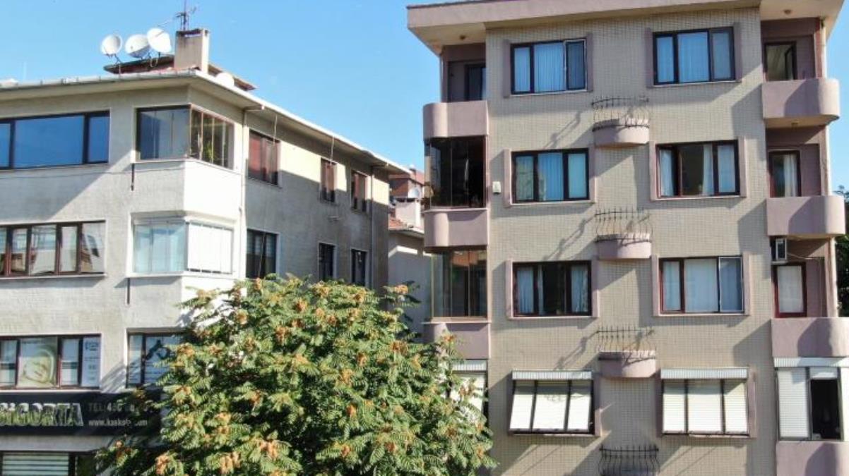 İstanbul’un göbeğinde bir garip bina Balkondaki tuhaflığı fark eden şaşkınlığını gizleyemiyor