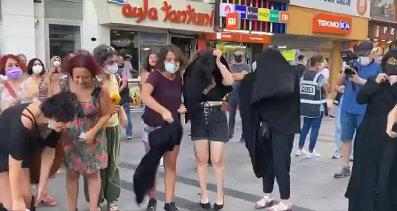 İzmir'de Taliban'ı protesto için toplanan bir grup kadın giydikleri temsili bir çarşafı çıkarıp yerlere attı