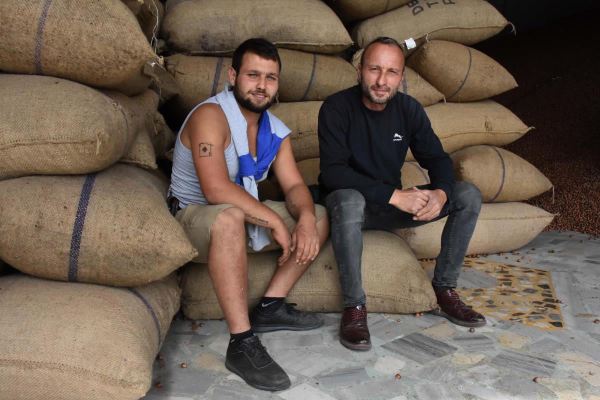 Kabuklu fındıkların içinde yüzme görüntülerini sosyal medyada paylaştı