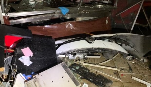 Kadıköy'de otomobil lokantaya daldı
