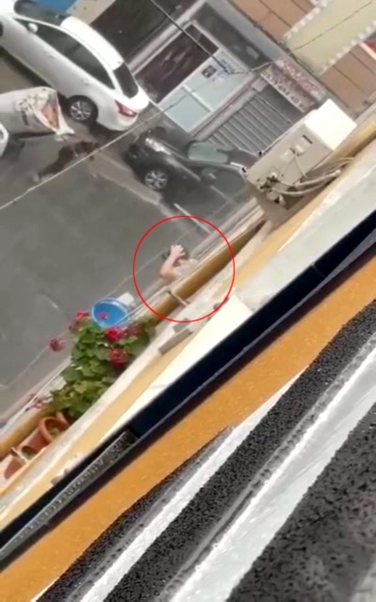 Kafasını köpürte köpürte yağmur suyuyla böyle yıkandı