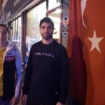 Kafe önündeki Türk bayrağını 3 kere öperek alnına koydu