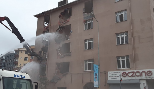 Kağıthane'de riskli bulunan öğrenci yurdu yıkıldı