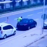 Kalp krizi geçiren sürücüyü trafik polisleri hayata bağladı