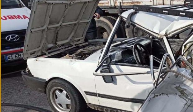 Kamyon otomobile çarptı: 2 yaralı