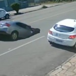 Kamyonun çökerttiği yola arkadan gelen otomobil böyle düştü