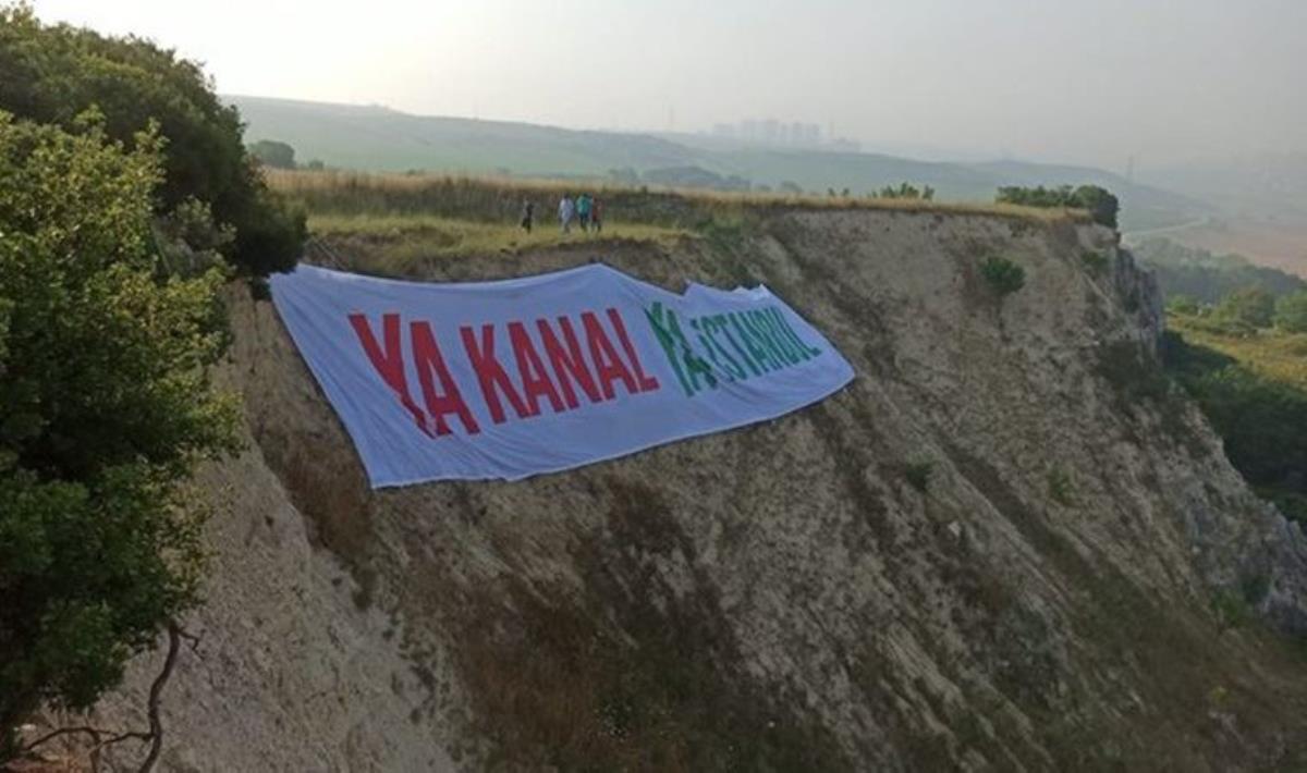 Kanal İstanbul temel atma alanına 'Ya Kanal Ya İstanbul' pankartı astılar