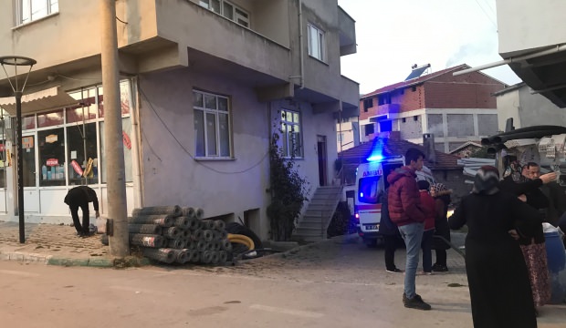 Kapısını kırıp girdikleri evden ceset çıktı