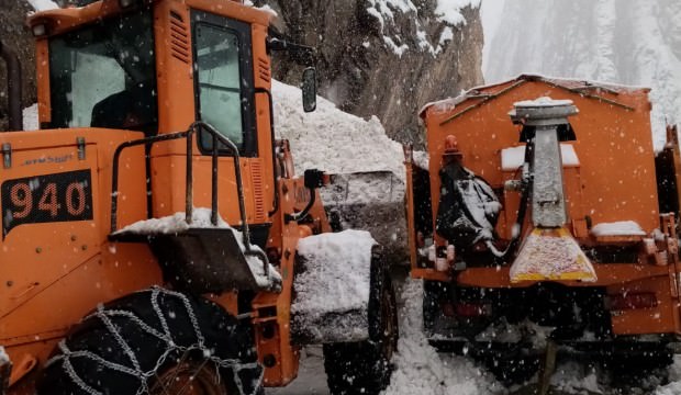 Kar temizleme çalışması yapan iş makinesinin üzerine çığ düştü