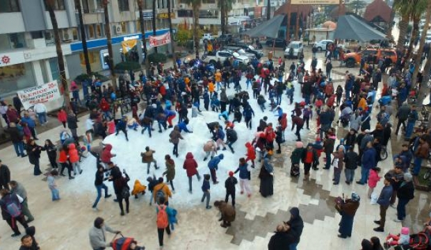 Kar yağmayan ilçeye çocuklar için kamyonlarla kar getirildi