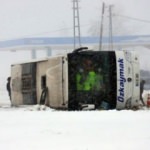 Karaman'da yolcu otobüsü devrildi: 22 yaralı