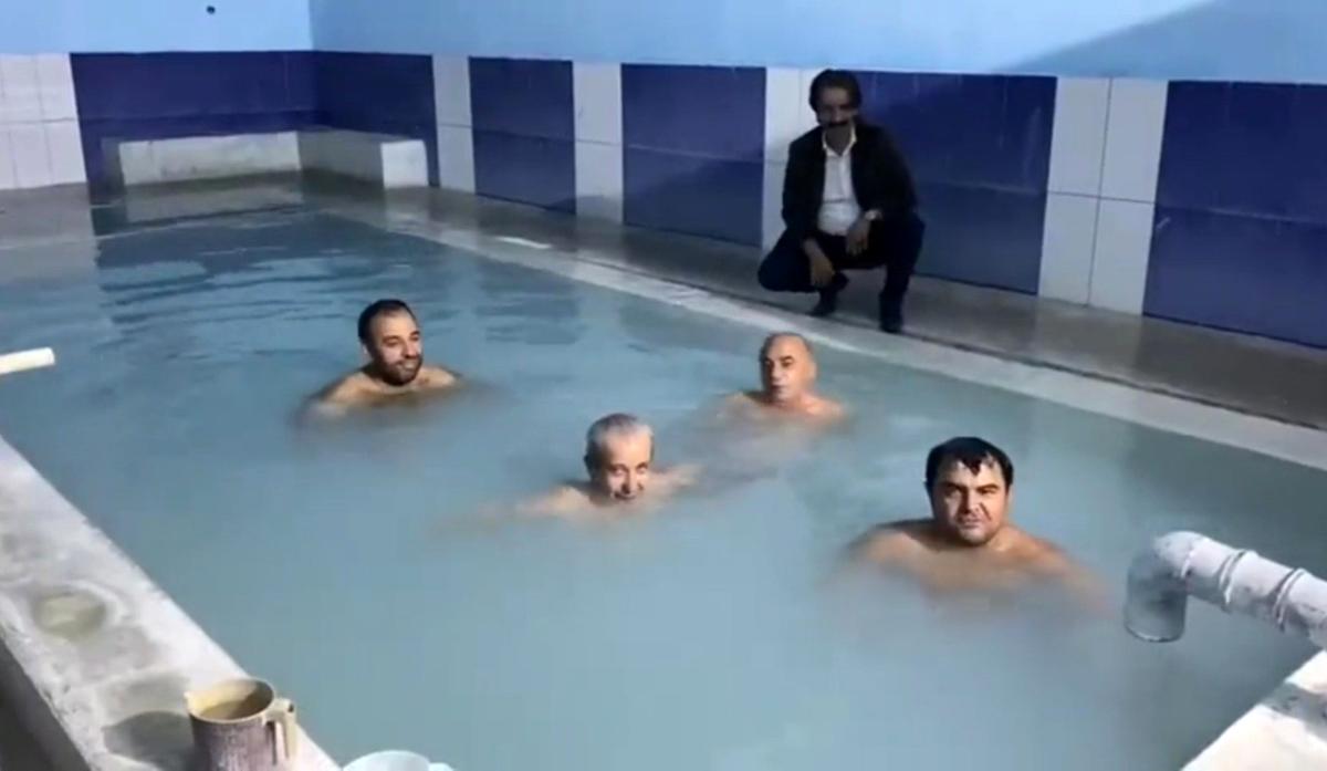 Kaymakam, havuza girip vatandaşları kaplıcalara davet etti