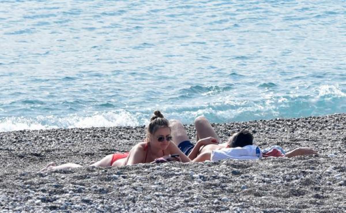 Kısıtlamada turistlerin sahilde güneş keyfi