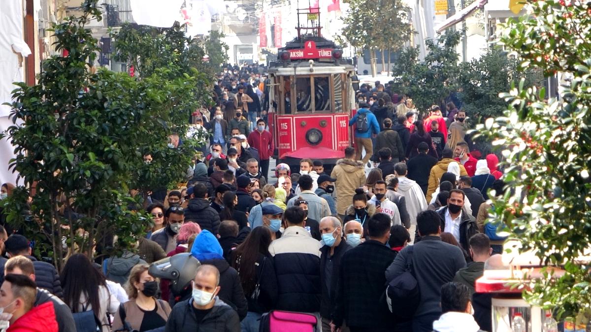 Kısıtlamasız cumartesi gününde insanlar sahillere ve meydanlara akın etti
