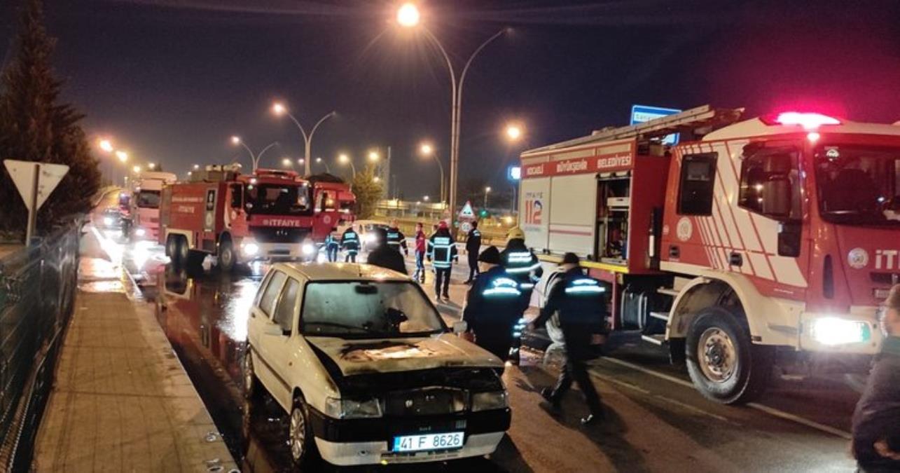 Kocaeli'de seyir halindeki iki otomobil alev aldı