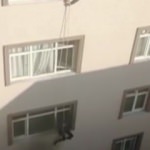 Korku dolu anlar! Hamile kadını 4. kattan aşağı sarkıttılar