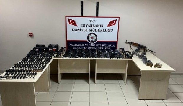 Köy korucusunun aracından cephanelik çıktı