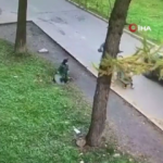 Lağım çukuruna düşen çocuğu annesi böyle kurtardı!