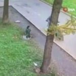 Lağım çukuruna düşen çocuğu annesi saniyeler içinde kurtardı