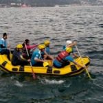 Lodosta mahsur kalan balıkçıyı raftingciler kurtardı