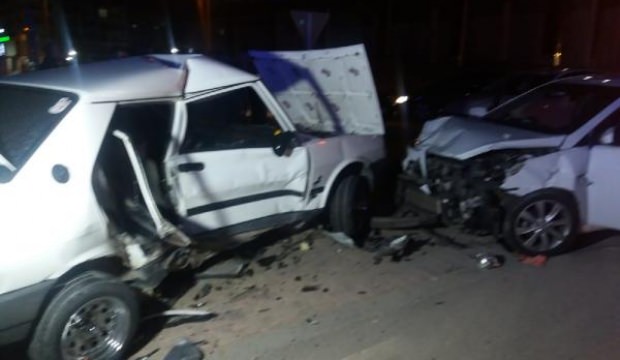 Malatya'da iki otomobil çarpıştı: 4 yaralı