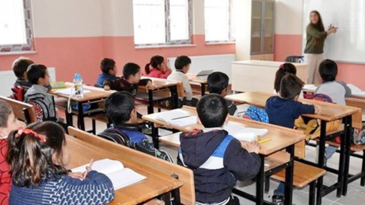 MEB’den 81 ile ders kitabı yazısı: Ekstra kitapların tanıtımı yasaklandı, maddi külfet olacak uygulamalardan kaçınılması istendi